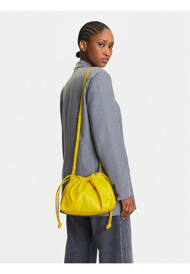 Calvin Klein Jeans Torebka Drawstring Crossbody26 LV04K3060G Żółty. Kolor: żółty. Materiał: skórzane