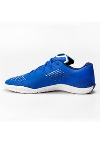 KIPSTA - Buty do piłki nożnej halowej Kipsta Futsal Ginka 500. Kolor: biały, wielokolorowy, niebieski. Materiał: kauczuk, syntetyk, poliester. Wzór: gładki