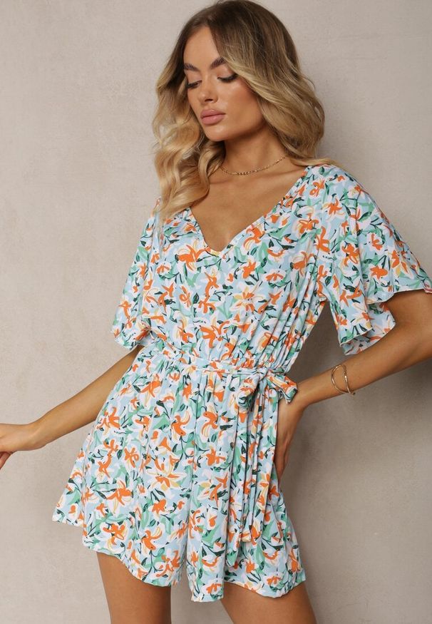 Renee - Jasnoniebieski Kombinezon z Dekoltem w Serek z Gumką w Talii i Materiałowym Paskiem Tessanda. Okazja: na co dzień. Kolor: niebieski. Materiał: materiał. Styl: elegancki, casual