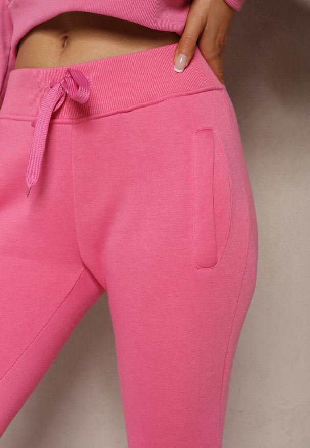 Renee - Fuksjowe Spodnie Dresowe z Polarem i Ściągaczami Tala. Okazja: na co dzień. Stan: podwyższony. Kolor: różowy. Materiał: dresówka, polar. Styl: casual
