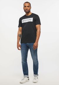 Mustang - MUSTANG STYLE ALEX C LOGO TEE MĘSKI T-SHIRT KOSZULKA NADRUK BLACK 1013223 4142. Okazja: na co dzień, do pracy. Materiał: bawełna, jeans, skóra. Długość rękawa: krótki rękaw. Długość: krótkie. Wzór: nadruk. Styl: klasyczny, elegancki, casual #6