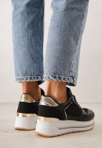 Renee - Czarne Sneakersy na Platformie Ozdobione Metalicznymi Wstawkami i Siateczką Zitina. Kolor: czarny. Materiał: jeans, dresówka. Wzór: aplikacja. Obcas: na platformie #6