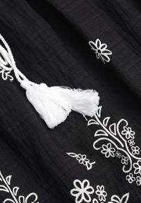 Born2be - Czarna Bluzka z Wiskozy z Kwiatowym Wzorem Wiązaniem i Frędzlami Hawnalue. Okazja: na co dzień, do pracy, na spacer. Kolor: czarny. Materiał: wiskoza. Wzór: kwiaty. Styl: boho, casual, elegancki #4