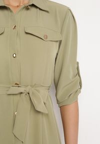 Born2be - Jasnozielona Rozkloszowana Sukienka Maxi z Koszulową Górą i Wiązanym Paskiem Indiga. Kolor: zielony. Materiał: materiał. Wzór: jednolity. Typ sukienki: koszulowe. Długość: maxi #4