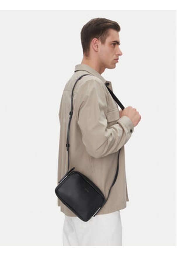 Calvin Klein Saszetka Modern Business Flat Camera Bag K50K512905 Czarny. Kolor: czarny. Materiał: skóra
