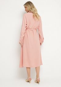 Born2be - Różowa Koszulowa Sukienka z Materiałowym Paskiem Vivinara. Okazja: na imprezę, na co dzień. Kolor: różowy. Materiał: materiał. Typ sukienki: koszulowe. Styl: elegancki, casual #7