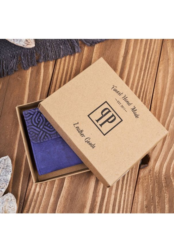 PAOLO PERUZZI - Portfel skórzany vintage Paolo Peruzzi granatowy T-114-HDB. Kolor: niebieski. Materiał: skóra. Wzór: geometria