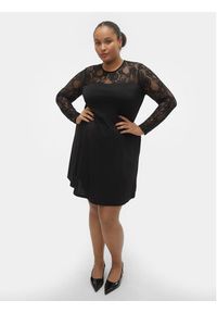 Vero Moda Curve Sukienka koktajlowa 10305860 Czarny Regular Fit. Kolor: czarny. Materiał: syntetyk. Styl: wizytowy #5