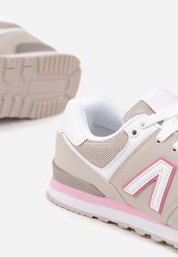 Renee - Ciemnobeżowe Sneakersy Ozdobione Geometrycznym Motywem Rilenessa. Okazja: na co dzień. Kolor: beżowy. Materiał: jeans. Wzór: aplikacja, geometria #5