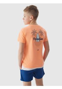 4F JUNIOR - T-shirt z nadrukiem chłopięcy - pomarańczowy. Okazja: na co dzień. Kolor: pomarańczowy. Materiał: bawełna, dzianina, jersey. Długość rękawa: krótki rękaw. Długość: krótkie. Wzór: nadruk. Sezon: lato. Styl: casual, klasyczny, wakacyjny, sportowy