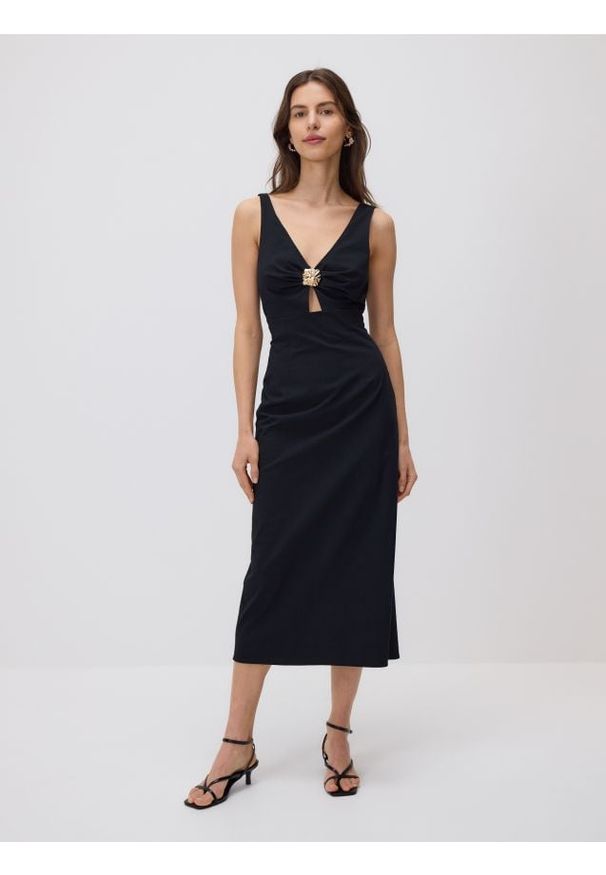 Reserved - Sukienka midi z ozdobnym detalem - czarny. Kolor: czarny. Materiał: bawełna, tkanina. Długość: midi