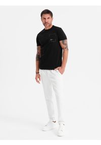 Ombre Clothing - Bawełniany męski t-shirt z nadrukiem na kieszonce – czarny V1. Okazja: na co dzień. Kolor: czarny. Materiał: bawełna. Wzór: nadruk. Styl: casual #3