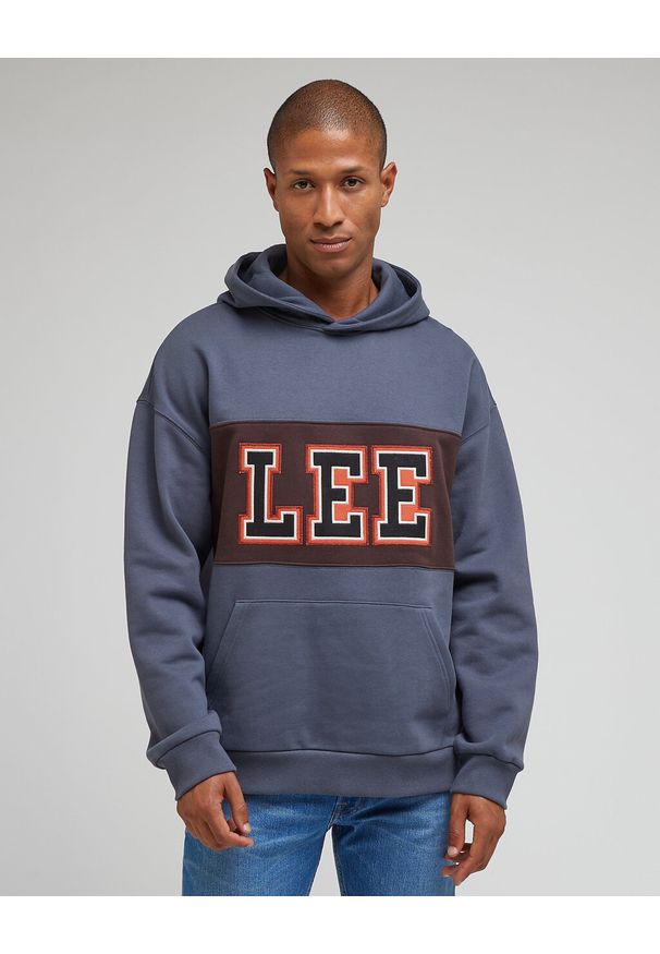 Lee - LEE SEASONAL HOODIE MĘSKA BLUZA Z KAPTUREM NIEROZPINANA DUSTY NAVY LM07RHA72. Typ kołnierza: kaptur. Styl: klasyczny