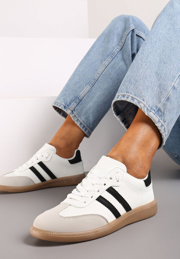 Renee - Biało-Czarne Casualowe Sneakersy na Płaskiej Podeszwie z Paskami Jereria. Okazja: na co dzień. Zapięcie: pasek. Kolor: biały. Materiał: jeans. Obcas: na płaskiej podeszwie