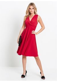 bonprix - Sukienka shirtowa. Kolor: czerwony. Styl: elegancki