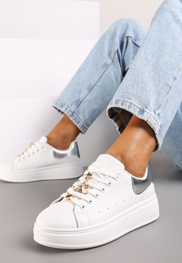 Renee - Biało-Srebrne Sneakersy na Platformie Wykończone Cyrkoniowymi Aplikacjami Vliorina. Nosek buta: okrągły. Zapięcie: sznurówki. Kolor: biały. Materiał: materiał. Wzór: aplikacja. Obcas: na platformie. Wysokość obcasa: niski