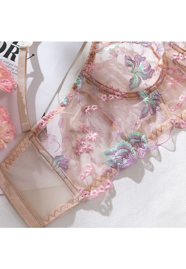 Intica - haftowany komplet bielizny z delikatnymi wykończeniami na specjalne okazje Soyoko. Kolor: różowy. Materiał: materiał. Wzór: haft