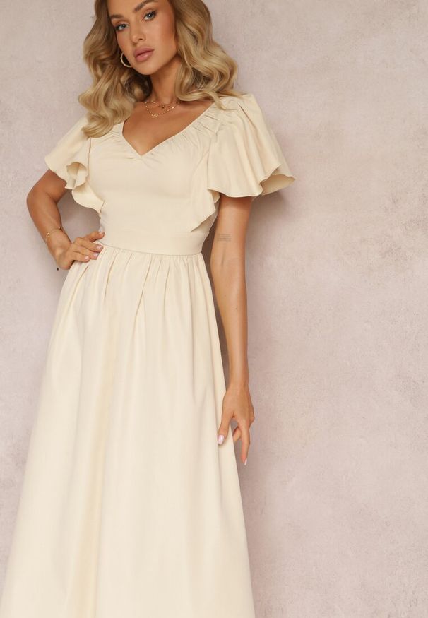 Renee - Beżowa Taliowana Sukienka Maxi z Falbanami Giftis. Kolor: beżowy. Wzór: aplikacja. Długość: maxi