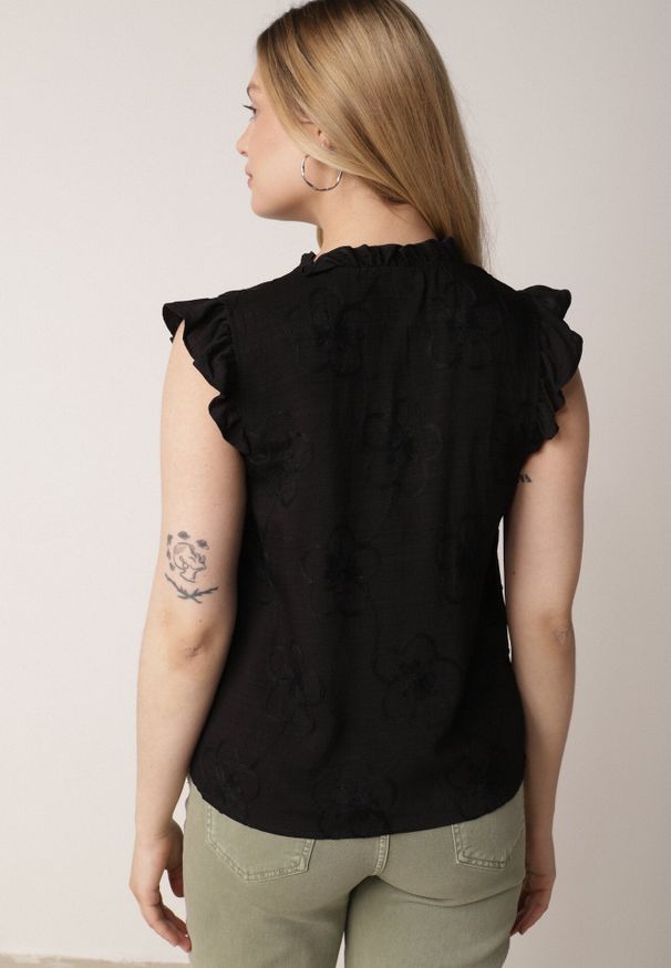 Born2be - Czarna Bawełniana Bluzka z Kwiatowym Haftem i Falbankami Sabrilato. Okazja: na co dzień, do pracy. Typ kołnierza: kołnierz z falbankami. Kolor: czarny. Materiał: bawełna. Wzór: kwiaty, haft. Styl: casual, klasyczny, elegancki