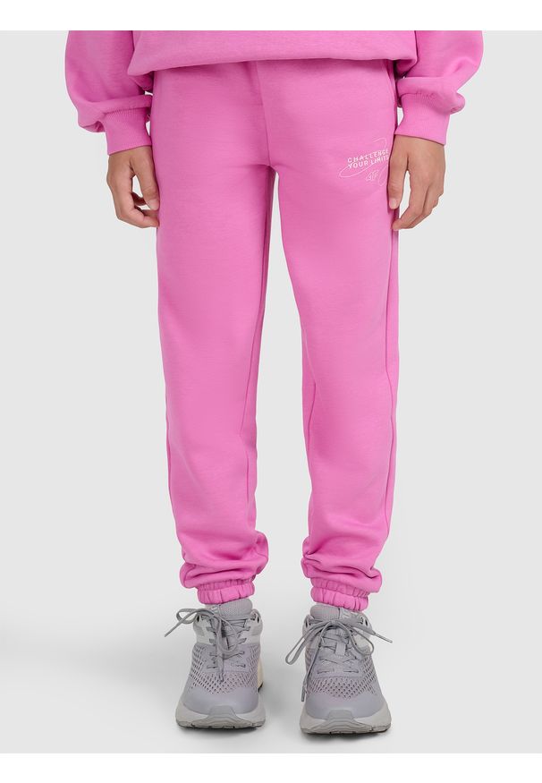 4f - 4F Spodnie dresowe joggery dziewczęce - różowe 134 (8-9 lat). Okazja: na co dzień. Kolor: różowy. Materiał: dresówka. Wzór: gładki, ze splotem. Sezon: lato. Styl: młodzieżowy, casual, sportowy