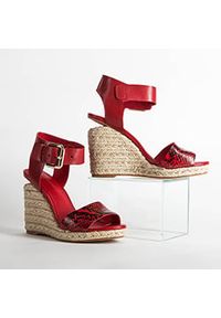 Wittchen - Damskie sandały skórzane z grubym paskiem czerwone. Zapięcie: pasek. Kolor: czerwony. Materiał: skóra. Obcas: na koturnie #5