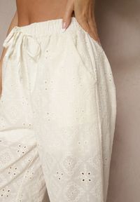 Renee - Jasnobeżowe Spodnie High Waist z Bawełnianej Tkaniny Zdobionej Haftem Mevirona. Okazja: na co dzień. Stan: podwyższony. Kolor: beżowy. Materiał: bawełna, tkanina. Wzór: haft, aplikacja. Styl: casual, elegancki #4