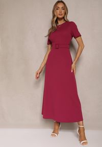 Renee - Ciemnoróżowa Sukienka o Rozkloszowanym Kroju z Ozdobnym Paskiem Desiliena. Okazja: na co dzień. Kolor: czerwony, różowy. Materiał: denim. Typ sukienki: rozkloszowane. Styl: klasyczny, casual, elegancki