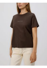 Reserved - T-shirt z nadrukiem - ciemnobrązowy. Kolor: brązowy. Materiał: dzianina, bawełna. Wzór: nadruk