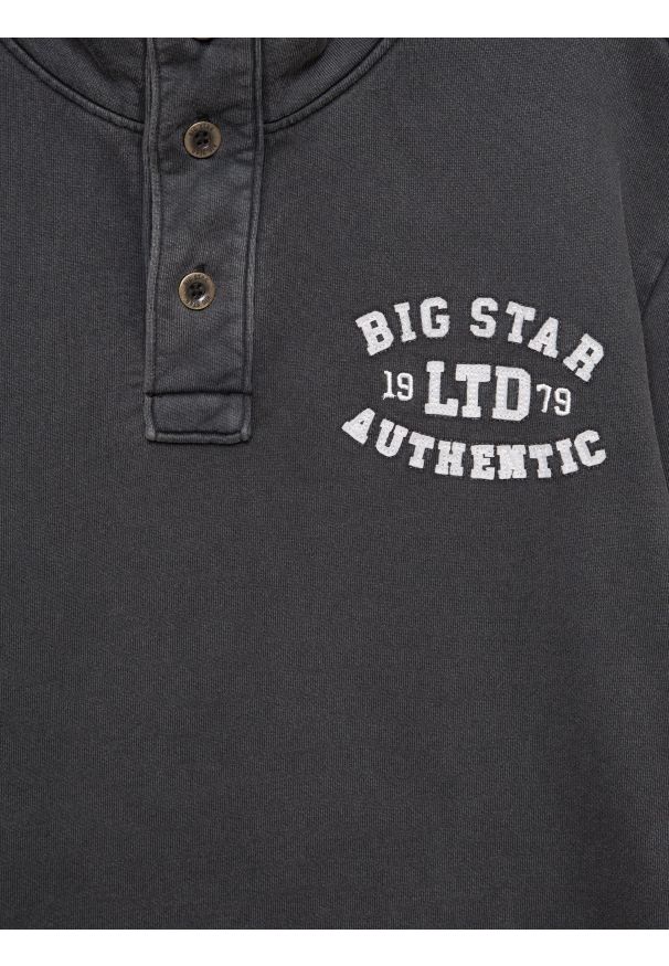Big-Star - Bluza męska ze stójką czarna Julian 906. Typ kołnierza: kołnierzyk stójkowy. Kolor: czarny. Materiał: dzianina, jeans. Wzór: aplikacja, ze splotem. Styl: sportowy, elegancki