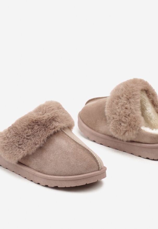 Born2be - Ciemnobeżowe Wsuwane Kapcie z Imitacji Zamszu z Futrem Boreti. Okazja: do domu. Zapięcie: bez zapięcia. Kolor: beżowy. Materiał: futro, zamsz