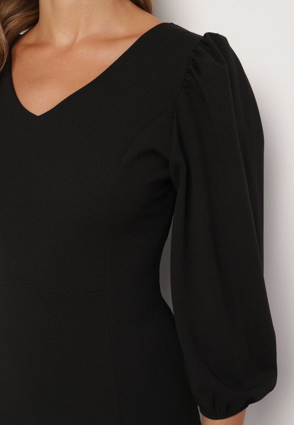 Born2be - Czarna Dopasowana Sukienka z Dekoltem w Serek Zinnaira. Okazja: na spotkanie biznesowe, do pracy. Typ kołnierza: dekolt w serek. Kolor: czarny. Styl: biznesowy, elegancki, klasyczny