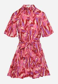 Born2be - Różowa Koszulowa Sukienka w Abstrakcyjny Print Wiązana w Talii z Rozkloszowanym Dołem Ebiara. Okazja: do pracy, na co dzień. Kolor: różowy. Materiał: jeans. Wzór: nadruk. Typ sukienki: koszulowe. Styl: klasyczny, casual, elegancki #4