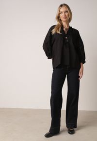 Born2be - Czarna Rustykalna Bluzka z Tencelu Ozdobiona Wiązaniem Koronką i Koralikami Sachi. Okazja: na co dzień. Kolor: czarny. Materiał: koronka. Długość rękawa: długi rękaw. Długość: długie. Wzór: aplikacja, koronka. Styl: casual #7