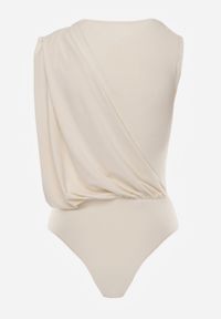 Renee - Beżowe Body z Dekoltem Łódka Zdobione Marszczeniem i Aplikacją na Ramieniu Havrina. Okazja: na co dzień. Typ kołnierza: dekolt w łódkę. Kolor: beżowy. Materiał: jeans. Wzór: aplikacja. Styl: casual #7