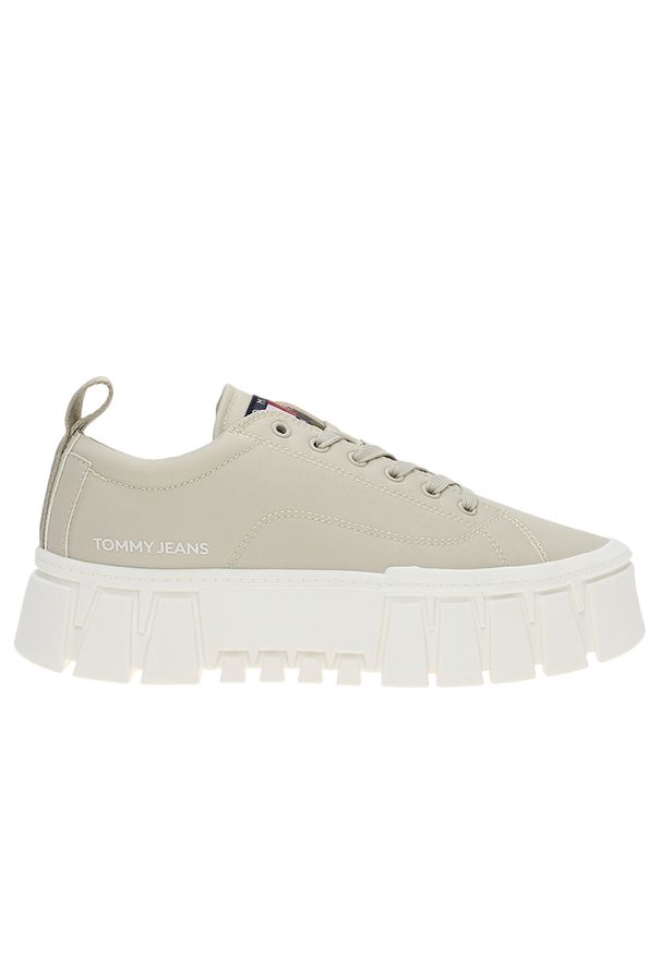 Buty Tommy Jeans Recycled Cleat Chunky EN0EN02240-AEV - beżowe. Okazja: na co dzień, na spacer. Zapięcie: sznurówki. Kolor: beżowy. Szerokość cholewki: normalna. Wzór: aplikacja. Materiał: nylon, guma, materiał, poliester. Sezon: wiosna, jesień. Obcas: na platformie. Sport: turystyka piesza
