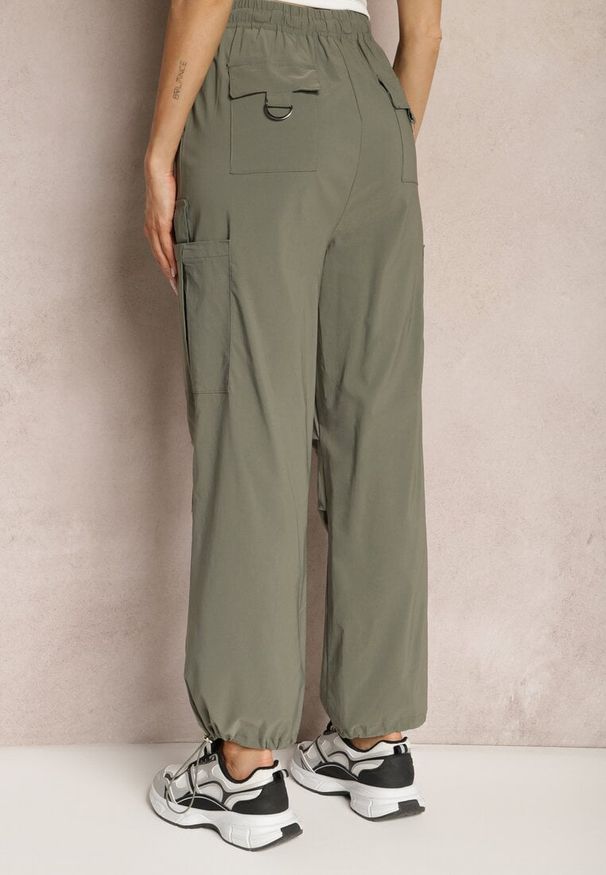 Renee - Ciemnozielone Szerokie Spodnie High Waist w Stylu Bojówek Wykończone Gumką w Talii Ellcara. Okazja: na co dzień. Stan: podwyższony. Kolor: zielony. Materiał: satyna. Wzór: moro. Styl: wizytowy, casual, sportowy, elegancki, militarny