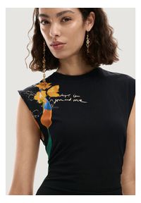 Desigual Sukienka codzienna VEST_LEYTER Czarny Egg Fit. Okazja: na co dzień. Kolor: czarny. Typ sukienki: proste. Styl: casual #3