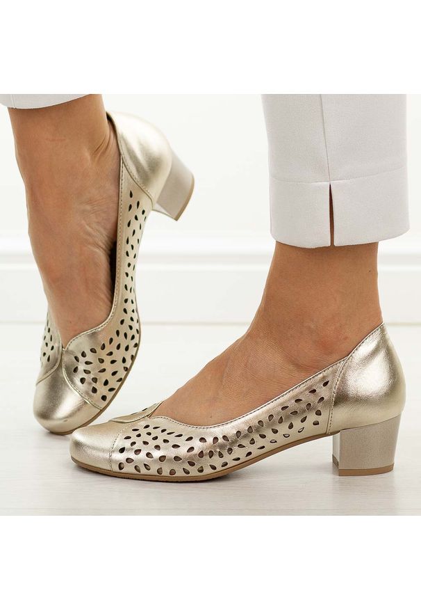 Złote ażurowe skórzane Polskie czółenka damskie Gregors 1210. Nosek buta: okrągły. Kolor: złoty. Szerokość cholewki: normalna. Wzór: ażurowy. Materiał: skóra. Sezon: wiosna, lato. Obcas: na obcasie. Styl: wizytowy, klasyczny, elegancki. Wysokość obcasa: niski