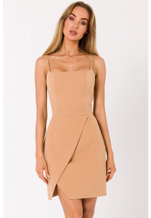 Sukienki.shop - Sukienka koktajlowa ołówkowa mini na ramiączkach beżowa. Okazja: na ślub cywilny, na wesele, na imprezę. Kolor: beżowy. Długość rękawa: na ramiączkach. Sezon: lato. Typ sukienki: ołówkowe. Styl: wizytowy. Długość: mini