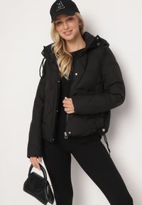 Born2be - Czarna Pikowana Kurtka o Pudełkowym Kroju z Kapturem i Ściągaczami Selizola. Okazja: na co dzień, na spacer. Typ kołnierza: kaptur. Kolor: czarny. Materiał: skóra, jeans. Styl: casual, sportowy #4