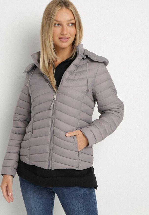 Born2be - Szara Pikowana Kurtka Przejściowa z Kapturem Suritta. Okazja: na co dzień. Typ kołnierza: kaptur. Kolor: szary. Materiał: jeans. Styl: casual, klasyczny, sportowy