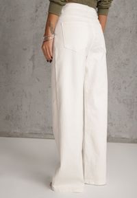 Renee - Białe Bawełniane Jeansy Wide Leg z Asymetrycznym Guzikiem Thesiphi. Kolor: biały #6