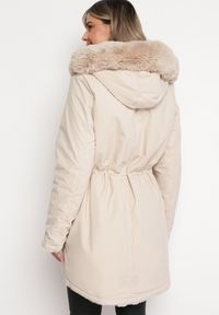 Born2be - Jasnobeżowa Kurtka z Kapturem i Ozdobnym Futerkiem Lutiena. Typ kołnierza: kaptur. Kolor: beżowy. Materiał: futro #4