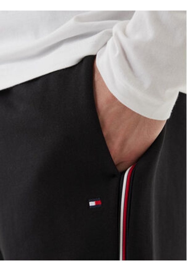 TOMMY HILFIGER - Tommy Hilfiger Szorty sportowe Global Stripe MW0MW42883 Czarny Regular Fit. Kolor: czarny. Materiał: bawełna. Styl: sportowy
