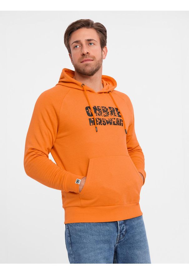 Ombre Clothing - Męska bluza kangurka z kapturem i nadrukiem - pomarańczowa V1. Typ kołnierza: kaptur. Kolor: pomarańczowy. Materiał: poliester, bawełna. Wzór: nadruk