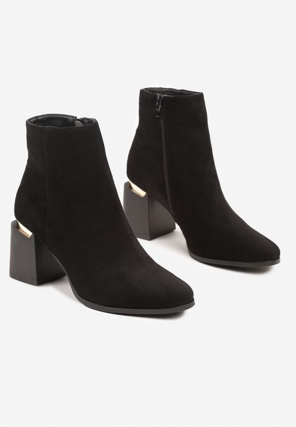 Renee - Czarne Botki z Ekozamszu na Niskim Obcasie z Metalicznym Detalem Zinamara. Okazja: na co dzień. Kolor: czarny. Materiał: dzianina. Obcas: na obcasie. Styl: elegancki, casual. Wysokość obcasa: niski