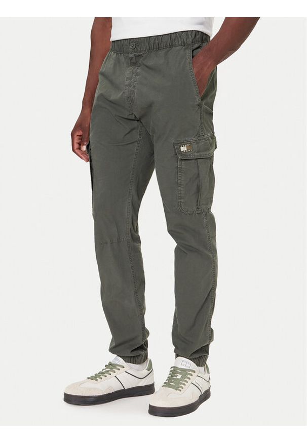 Tommy Jeans Spodnie materiałowe DM0DM22003 Zielony Regular Fit. Kolor: zielony. Materiał: bawełna