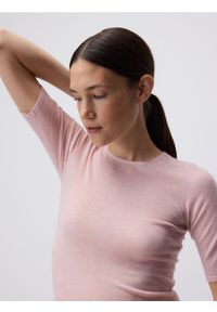 Reserved - Wełniany t-shirt - pastelowy róż. Kolor: różowy. Materiał: wełna. Styl: klasyczny