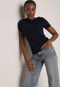 Born2be - Granatowy Bawełniany T-shirt w Klasycznym Stylu Nedila. Kolor: niebieski. Materiał: bawełna. Długość: długie. Styl: klasyczny #7