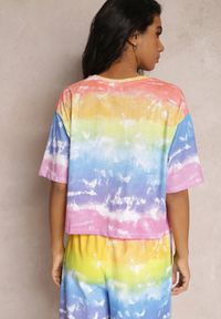 Renee - Niebiesko-Różowy T-shirt z Krótkim Rękawem i Wzorem Tie-Dye Orya. Kolor: niebieski. Długość rękawa: krótki rękaw. Długość: krótkie